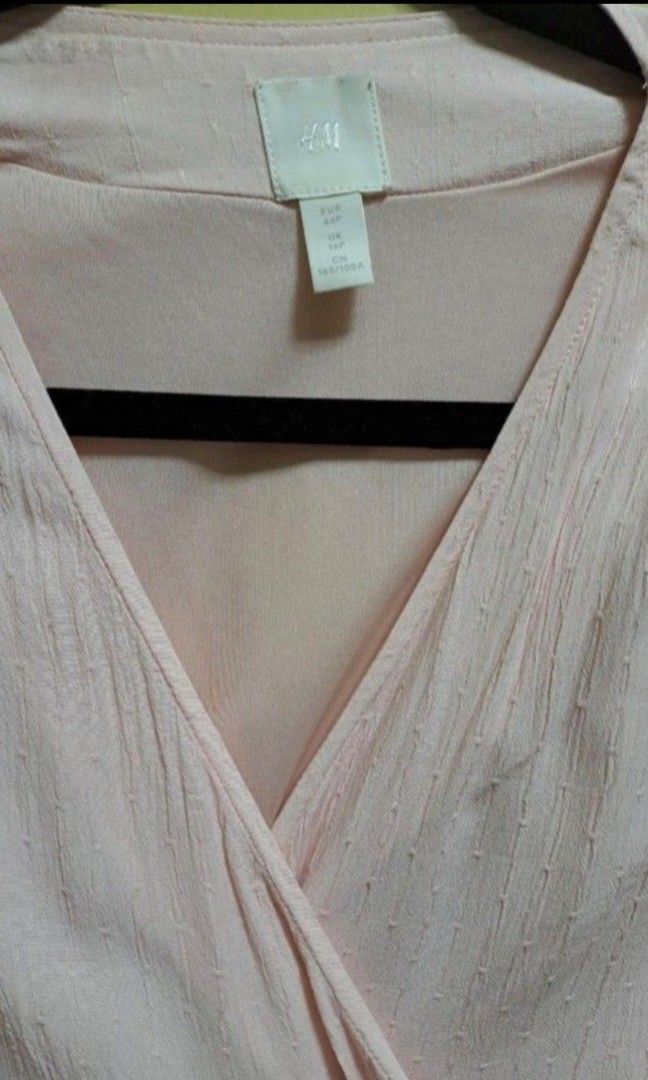 H&M Blush Pink Wrap Dress (Category: Dresses) located in Manila. Submitted by thrifter_lifestyle (Listing ID 1469617670, Image 2). Description: Brand: H&M Knee Length Scrunch style micro sleeves Full wrap around with long 'belt' to tie around the waist, can be ribboned (shown here on the side) Light material with pink lining inside Close up photo added to appreciate the textured fabric. 🌸🎀 See tag for material details. No issues 😀 RFS: worn on