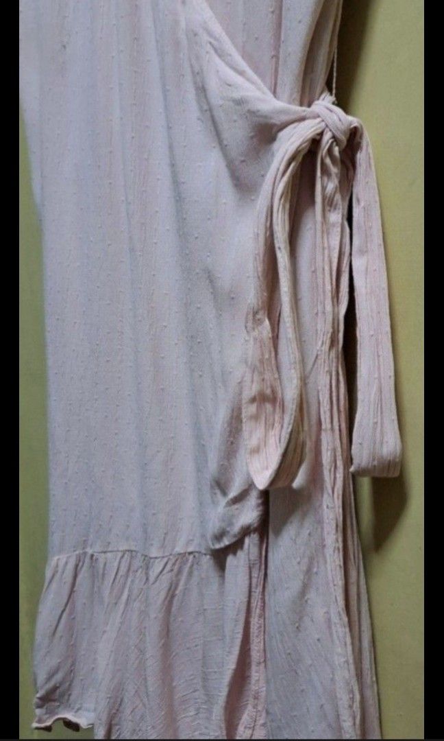 H&M Blush Pink Wrap Dress (Category: Dresses) located in Manila. Submitted by thrifter_lifestyle (Listing ID 1469617670, Image 3). Description: Brand: H&M Knee Length Scrunch style micro sleeves Full wrap around with long 'belt' to tie around the waist, can be ribboned (shown here on the side) Light material with pink lining inside Close up photo added to appreciate the textured fabric. 🌸🎀 See tag for material details. No issues 😀 RFS: worn on
