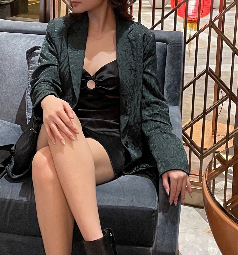 H&M Dark Green Satin Blazer (Category: Coats, Jackets and Outerwear) located in Quezon City. Submitted by fromthearchive (Listing ID 1469704978, Image 2). Description: Barely used Oversized fit.