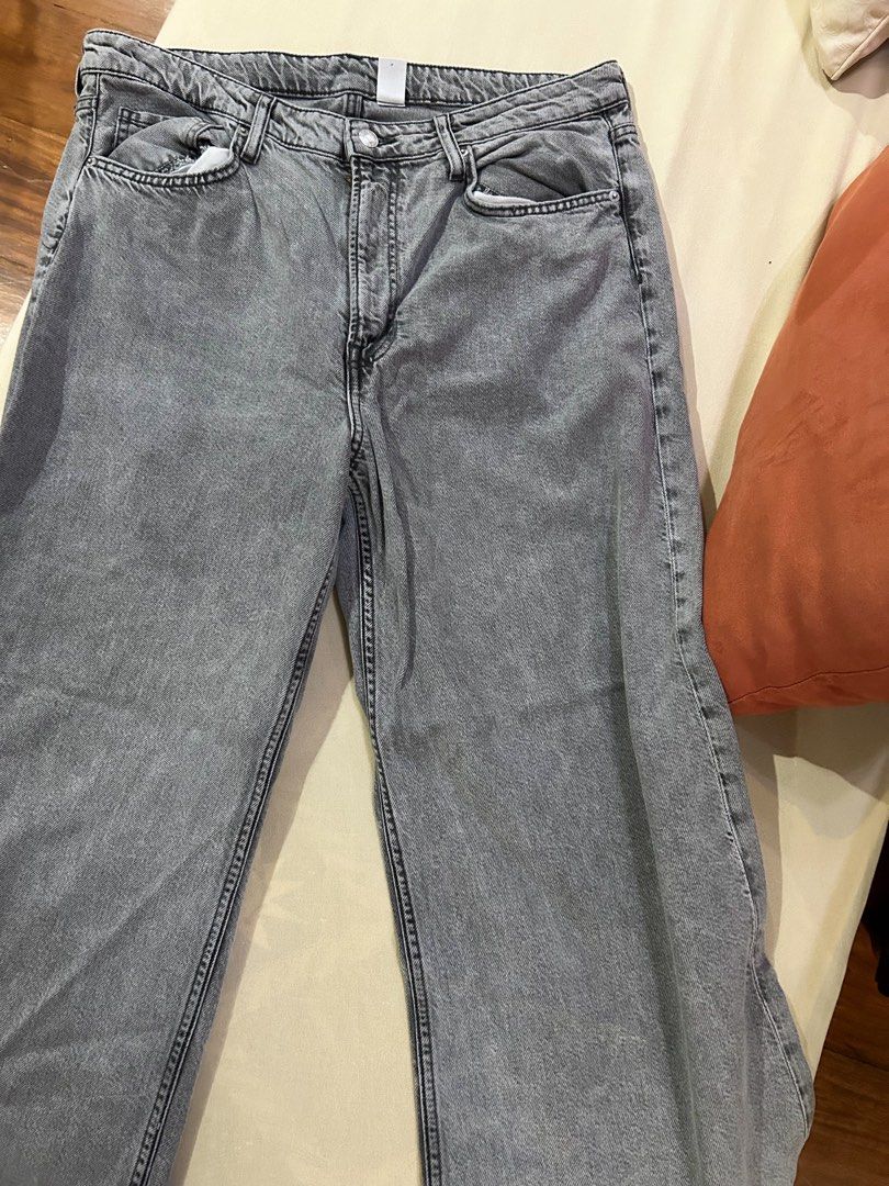 H&M Denim Wide High Jeans Grey (Category: Jeans) located in Cainta. Submitted by unboxingstuff (Listing ID 1469623072, Image 1). Description: - Brand: H&M Denim Wide Leg - Style: Ultra High waist, ultra wide leg, acid wash look - Details: Classic five-pocket design, button and zipper fly - Size: EUR 46/US 14 - Great casual staple piece for everyday outfits - Has label on tag.