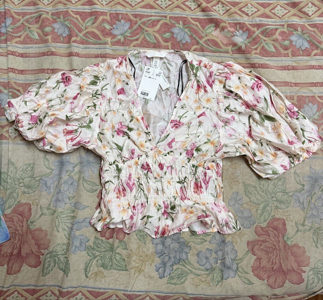 H&M Floral Print Puff Sleeve Blouse (Category: Blouses) located in Manila. Submitted by tltdeclutters (Listing ID 1469738700, Image 1). Description: - Can do same day delivery - Size: XS (I am usually small to medium sized but this can fit me) - Features: Big puffy sleeves, V-neckline, garterized waist for a fitted look - Original Price: PHP 899 with price tag - Condition: 100% brand new, never worn.
