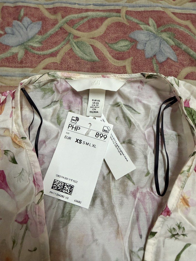 H&M Floral Print Puff Sleeve Blouse (Category: Blouses) located in Manila. Submitted by tltdeclutters (Listing ID 1469738700, Image 2). Description: - Can do same day delivery - Size: XS (I am usually small to medium sized but this can fit me) - Features: Big puffy sleeves, V-neckline, garterized waist for a fitted look - Original Price: PHP 899 with price tag - Condition: 100% brand new, never worn.