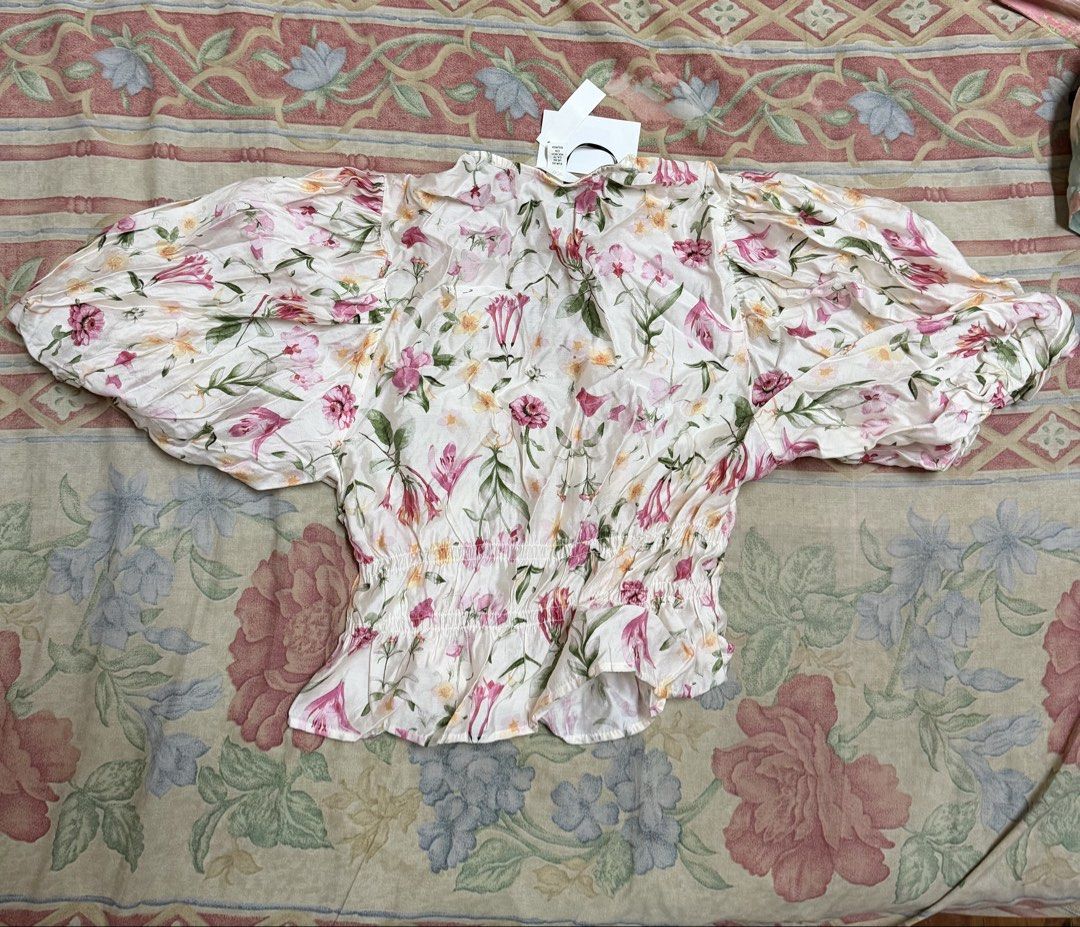 H&M Floral Print Puff Sleeve Blouse (Category: Blouses) located in Manila. Submitted by tltdeclutters (Listing ID 1469738700, Image 3). Description: - Can do same day delivery - Size: XS (I am usually small to medium sized but this can fit me) - Features: Big puffy sleeves, V-neckline, garterized waist for a fitted look - Original Price: PHP 899 with price tag - Condition: 100% brand new, never worn.