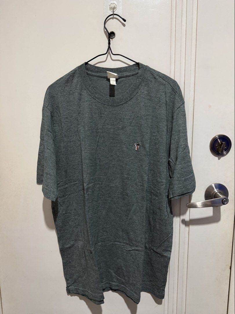 H&M Gray TShirt (Category: Tshirts & Polo Shirts ) located in Cebu City. Submitted by ednaspicks (Listing ID 1469696861, Image 1). Description: .