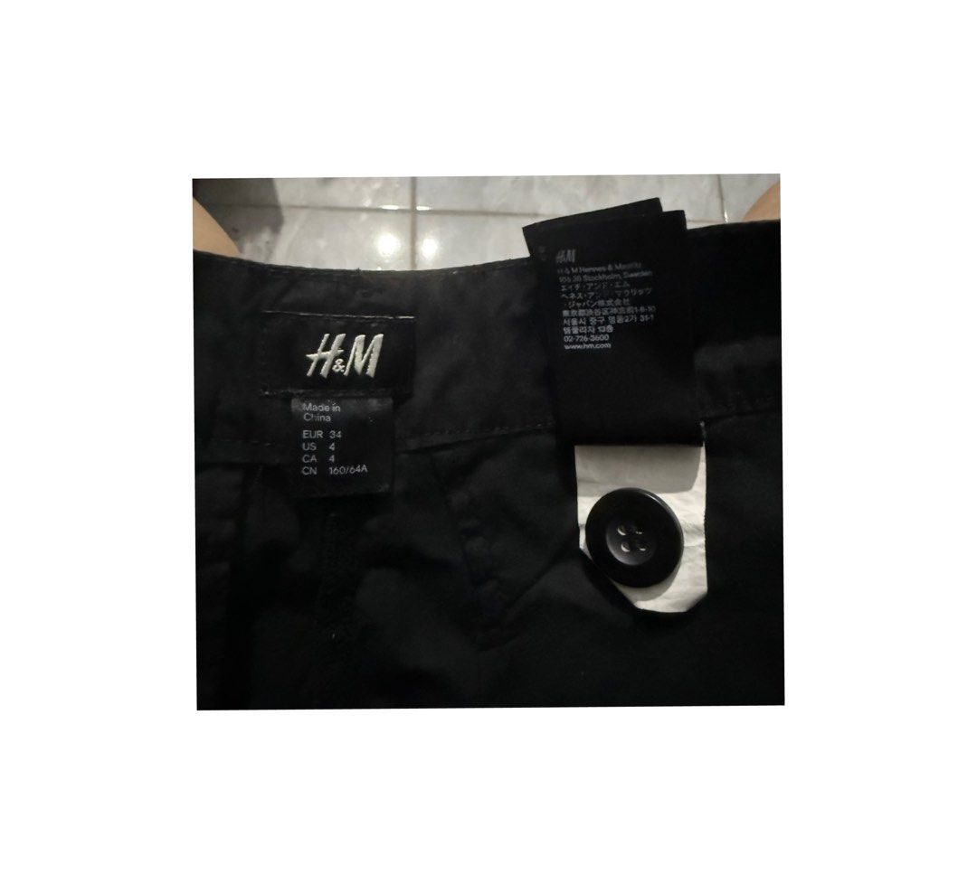 H&M Highwaist Black Short (Category: Shorts) located in Legazpi City. Submitted by alyblueberyl (Listing ID 1469679234, Image 3). Description: Size 24-26.