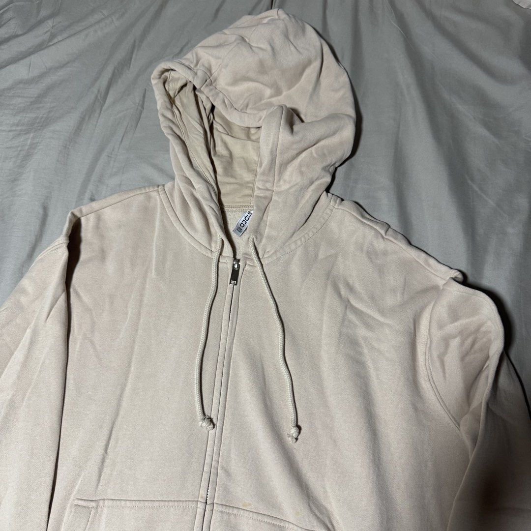 H&M Hoodie Jacket (Category: Coats, Jackets and Outerwear) located in Manila. Submitted by nicoleaure20 (Listing ID 1469744118, Image 2). Description: - large on tag, no flaws :) - location: sampaloc, manila - mop: gcash/bpi - can be shipped thru lalamove/grab/ toktok/j&t but the buyer should shoulder the fee :) .