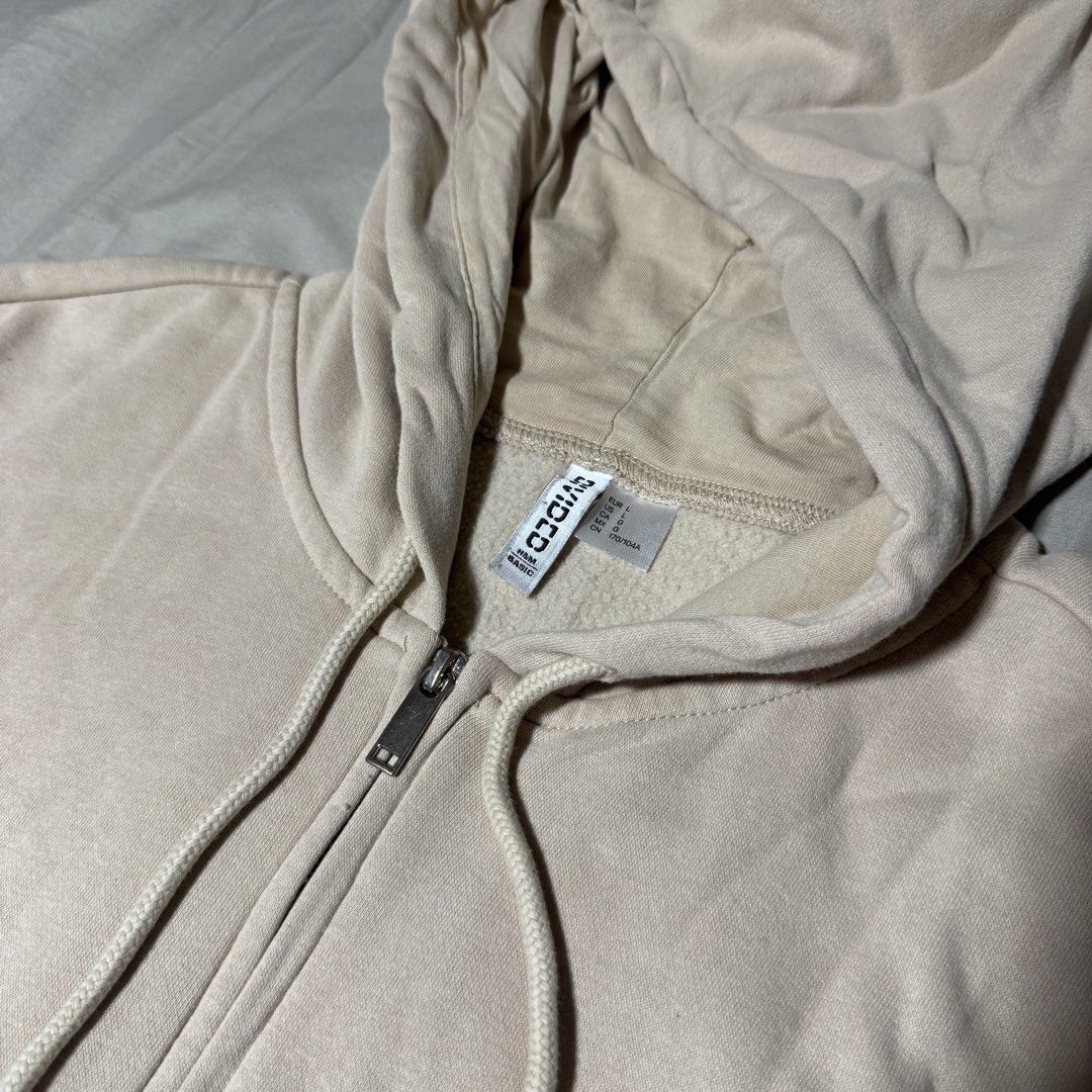 H&M Hoodie Jacket (Category: Coats, Jackets and Outerwear) located in Manila. Submitted by nicoleaure20 (Listing ID 1469744118, Image 3). Description: - large on tag, no flaws :) - location: sampaloc, manila - mop: gcash/bpi - can be shipped thru lalamove/grab/ toktok/j&t but the buyer should shoulder the fee :) .