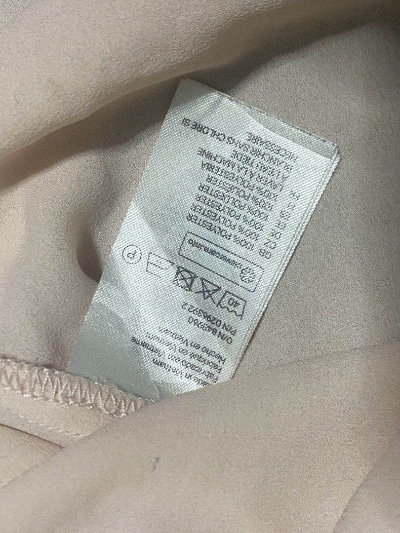 H&M Light Pink Sleeveless Blouse Size US 2 (Category: Sleeveless) located in Manila. Submitted by kuya_moto (Listing ID 1469649483, Image 3). Description: Light pink sleeveless blouse from H&M. Size US 2 / EUR 32. Made of 100 percent polyester. Lightweight material with a v-neckline and draped front detail. Easy to style for work or casual outings. Machine washable care instructions inside. Clean and ready to wear..