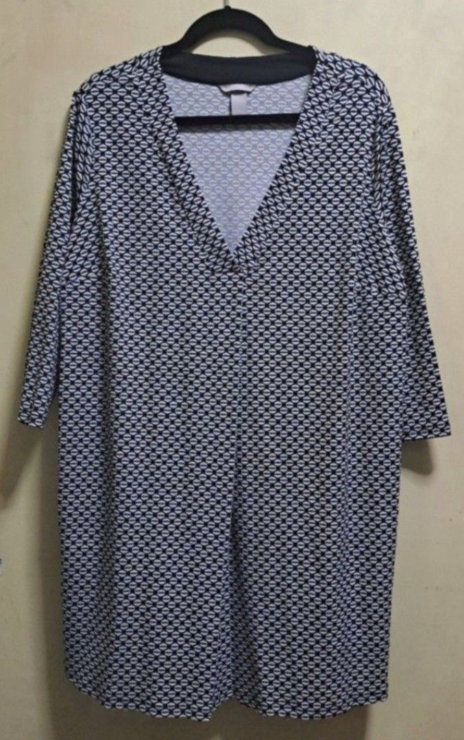 H&M Print Shift Dress (Category: Dresses) located in Manila. Submitted by thrifter_lifestyle (Listing ID 1469581910, Image 1). Description: Brand: H&M Long-Sleeves, Below the Knee- Length Best worn with inner top, can be belted Polyester material Close up shot of print added for appreciation. No issues, barely worn 😀 RFS: Shifted to WFH, no need for office/business clothes.
