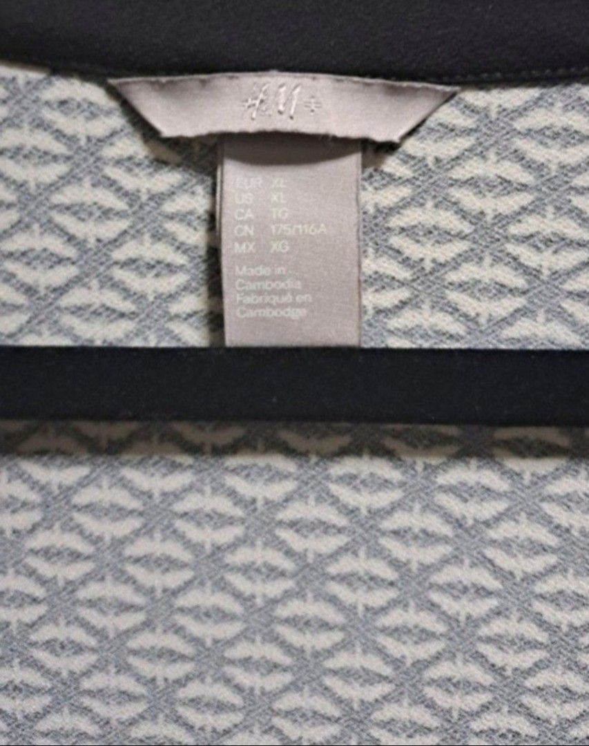 H&M Print Shift Dress (Category: Dresses) located in Manila. Submitted by thrifter_lifestyle (Listing ID 1469581910, Image 2). Description: Brand: H&M Long-Sleeves, Below the Knee- Length Best worn with inner top, can be belted Polyester material Close up shot of print added for appreciation. No issues, barely worn 😀 RFS: Shifted to WFH, no need for office/business clothes.