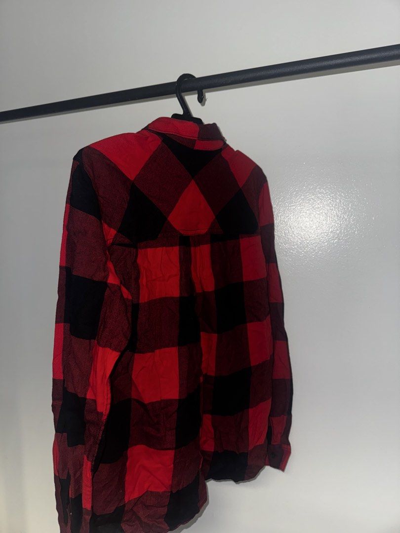 H&M Red & Black Flannel (Category: Longsleeves) located in Quezon City. Submitted by coolmomma (Listing ID 1469703753, Image 2). Description: Good condition length 25 in size 32 on tag.