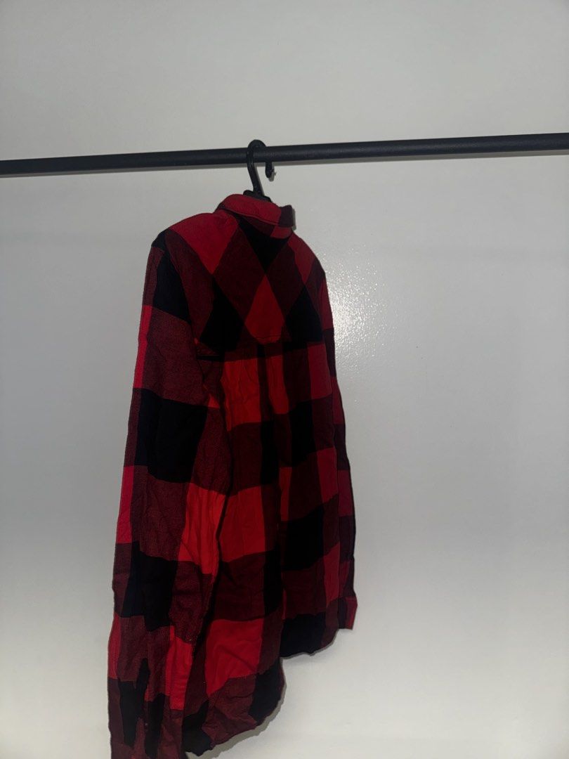 H&M Red & Black Flannel (Category: Longsleeves) located in Quezon City. Submitted by coolmomma (Listing ID 1469703753, Image 3). Description: Good condition length 25 in size 32 on tag.