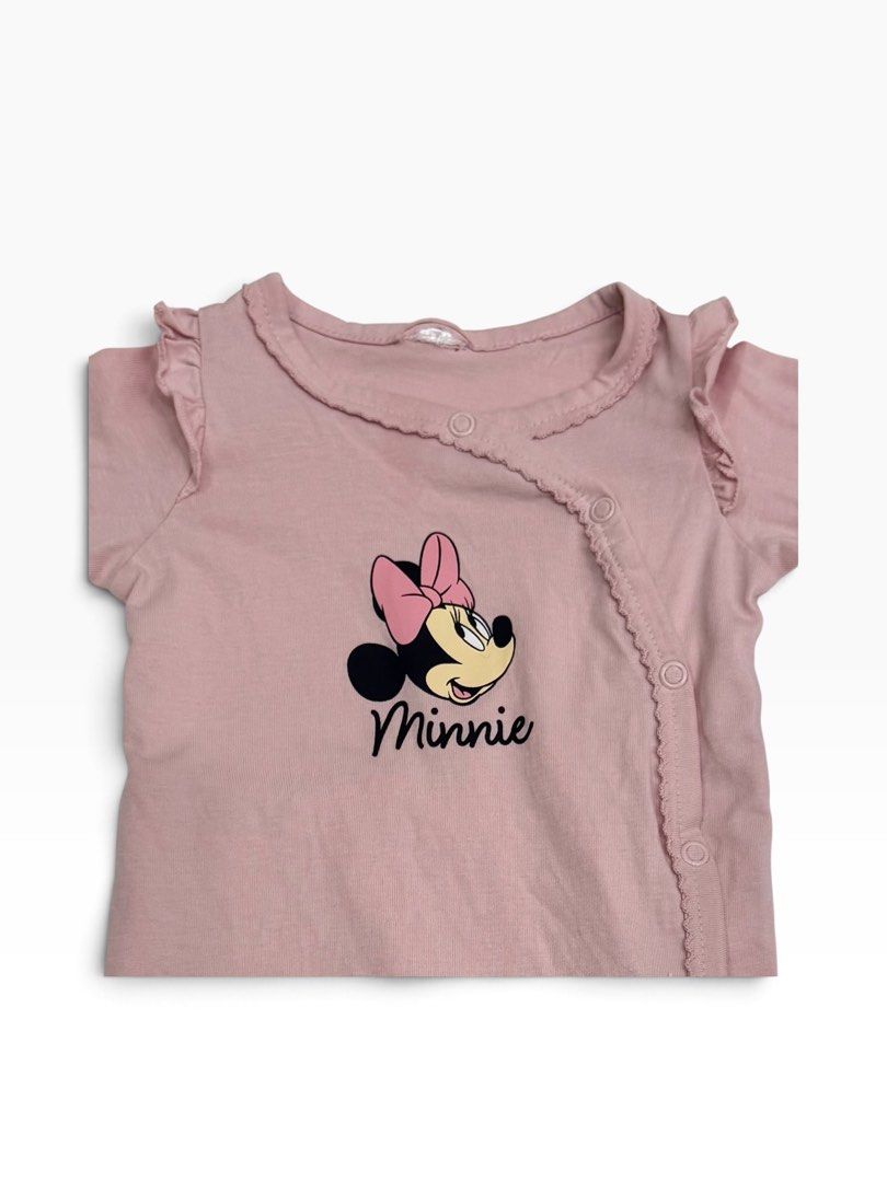 H&M Romper (1-2M) (Category: Babies & Kids Fashion) located in Angeles City. Submitted by aeapreloved (Listing ID 1469750992, Image 2). Description: 🎀 Preloved Minnie Mouse Romper | 1-2M • Minnie Mouse print • Ruffle shoulders • Front snap-button closure • Used once, good condition ⚠️ Flaw: Cut the tag, leaving a small hole. 📦 Available for shipping .