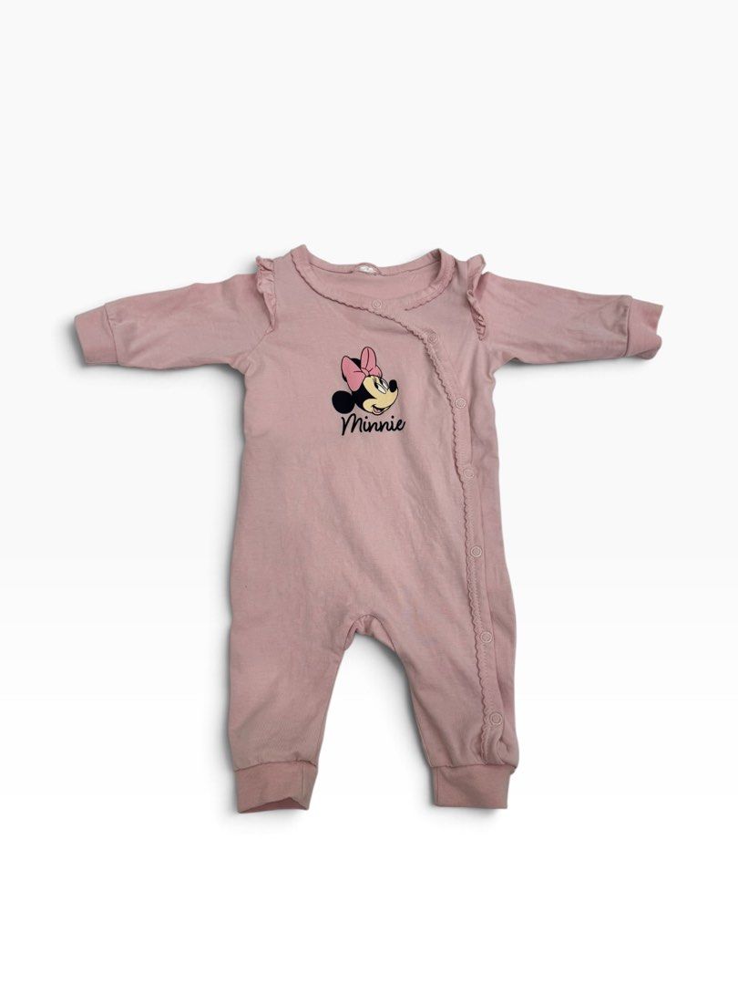 H&M Romper (1-2M) (Category: Babies & Kids Fashion) located in Angeles City. Submitted by aeapreloved (Listing ID 1469750992, Image 1). Description: 🎀 Preloved Minnie Mouse Romper | 1-2M • Minnie Mouse print • Ruffle shoulders • Front snap-button closure • Used once, good condition ⚠️ Flaw: Cut the tag, leaving a small hole. 📦 Available for shipping .