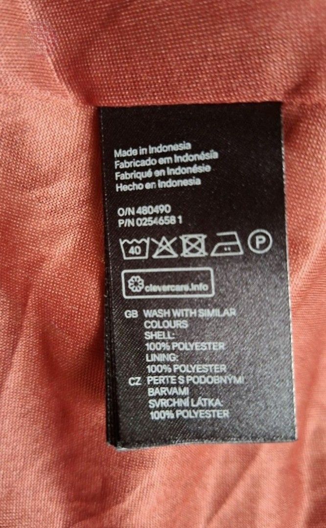 H&M Rust Brown Chiffon Dress (Category: Dresses) located in Manila. Submitted by thrifter_lifestyle (Listing ID 1469582523, Image 2). Description: Brand: H&M Long-Sleeve, Knee-Length Light material with inner lining (see tag) Button enclosure Single Pleat at back Falls wide and loose No issues 🙂 RFS: no longer fits, no worn photos..