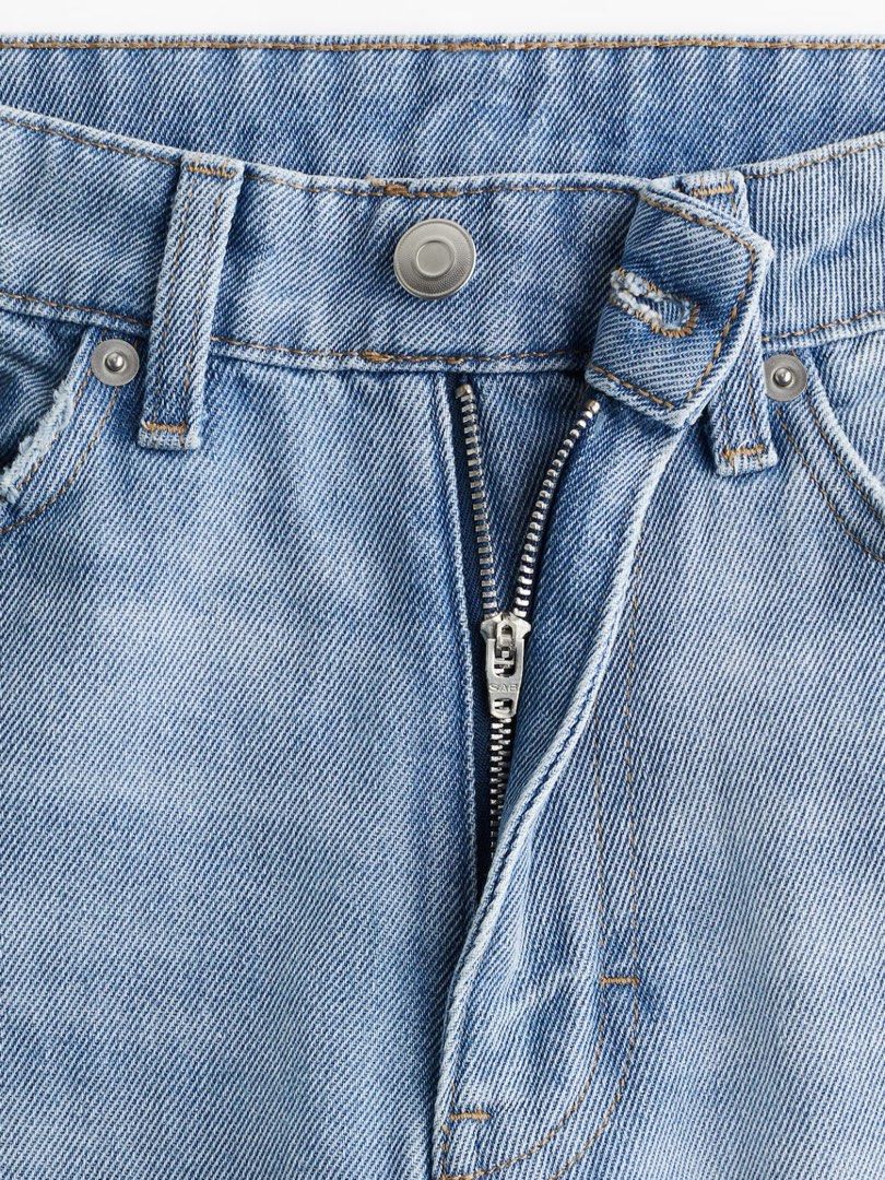 H&M Straight High Jeans Light Blue Denim (Category: Jeans) located in Baguio. Submitted by iacy.finds (Listing ID 1469682543, Image 2). Description: - Brand: H&M - CAN FIT 24-26 - LENGTH 39 - Style: Straight high-rise fit, light wash denim - Details: Zip fly, button closure, standard belt loops - Pockets: Functional front and back pockets - Condition: Great for casual, everyday wear and easy to match with any top.