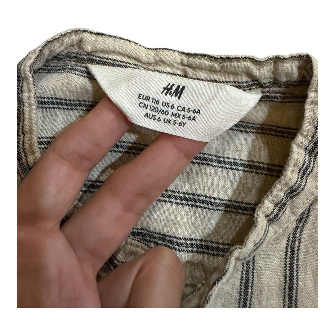 H&M striped linen polo (Category: Babies & Kids Fashion) located in Lipa City. Submitted by lifestyled (Listing ID 1469639048, Image 3). Description: H&M Striped linen Top Size 5-6 Aa- 14” L- 19” Color rate 9/10 💯 Authentic .