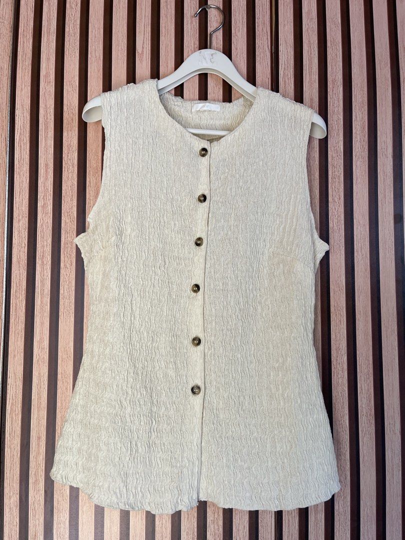 H&M Textured Jersey Waistcoat (Category: Others Tops) located in Maco. Submitted by mikay6011 (Listing ID 1469695507, Image 3). Description: .