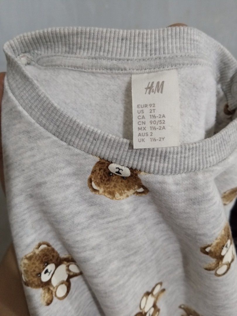 H&M Toddler Grey Bear Print Sweatshirt (Category: Babies & Kids Fashion) located in Bacoor. Submitted by thriftworksph (Listing ID 1469609340, Image 3). Description: - Brand: H&M - Item: Toddler Sweatshirt - Size: EUR 92 US 2T, up to 3 yrs old - Design: All-over brown teddy bear print in grey - Details: Round neckline, long sleeves, ribbed cuffs and hem - Material: Soft cotton blend interior.