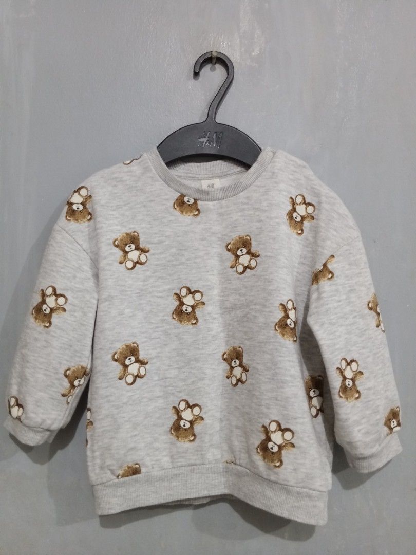 H&M Toddler Grey Bear Print Sweatshirt (Category: Babies & Kids Fashion) located in Bacoor. Submitted by thriftworksph (Listing ID 1469609340, Image 1). Description: - Brand: H&M - Item: Toddler Sweatshirt - Size: EUR 92 US 2T, up to 3 yrs old - Design: All-over brown teddy bear print in grey - Details: Round neckline, long sleeves, ribbed cuffs and hem - Material: Soft cotton blend interior.