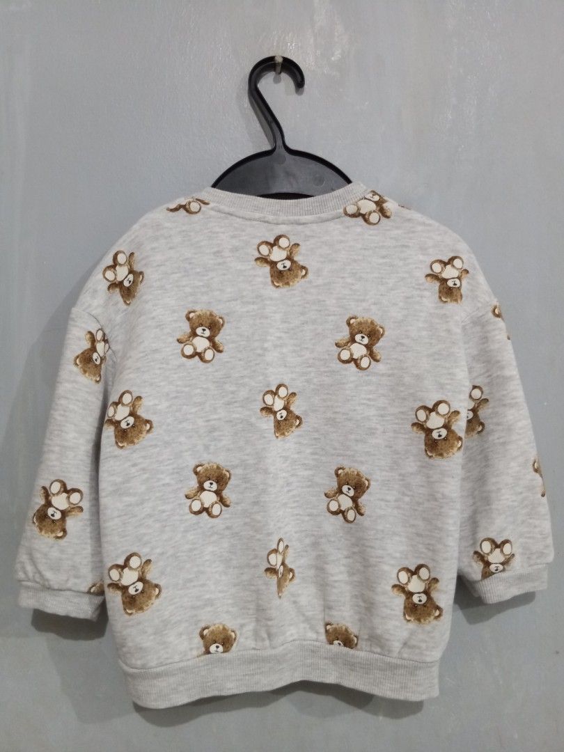 H&M Toddler Grey Bear Print Sweatshirt (Category: Babies & Kids Fashion) located in Bacoor. Submitted by thriftworksph (Listing ID 1469609340, Image 2). Description: - Brand: H&M - Item: Toddler Sweatshirt - Size: EUR 92 US 2T, up to 3 yrs old - Design: All-over brown teddy bear print in grey - Details: Round neckline, long sleeves, ribbed cuffs and hem - Material: Soft cotton blend interior.