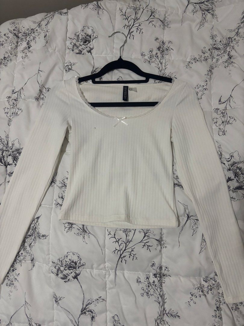 H&M White Ribbed Long Sleeve Top with Bow (Category: Longsleeves) located in Cainta. Submitted by thriftedbymimi_ (Listing ID 1469674607, Image 1). Description: - Brand: H&M Divided - Flaw: small tastas price is negotiable, bundle deals available. send a message MOP: Gcash/Maribank/Gotyme/Bank Transfer MOD: lalamove .