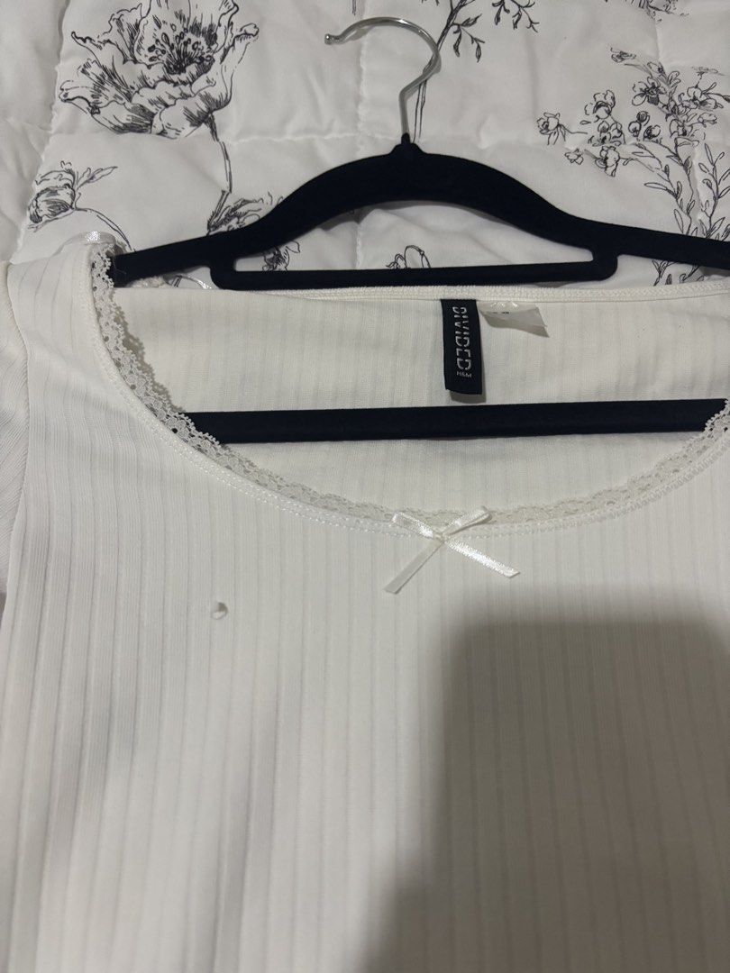 H&M White Ribbed Long Sleeve Top with Bow (Category: Longsleeves) located in Cainta. Submitted by thriftedbymimi_ (Listing ID 1469674607, Image 2). Description: - Brand: H&M Divided - Flaw: small tastas price is negotiable, bundle deals available. send a message MOP: Gcash/Maribank/Gotyme/Bank Transfer MOD: lalamove .