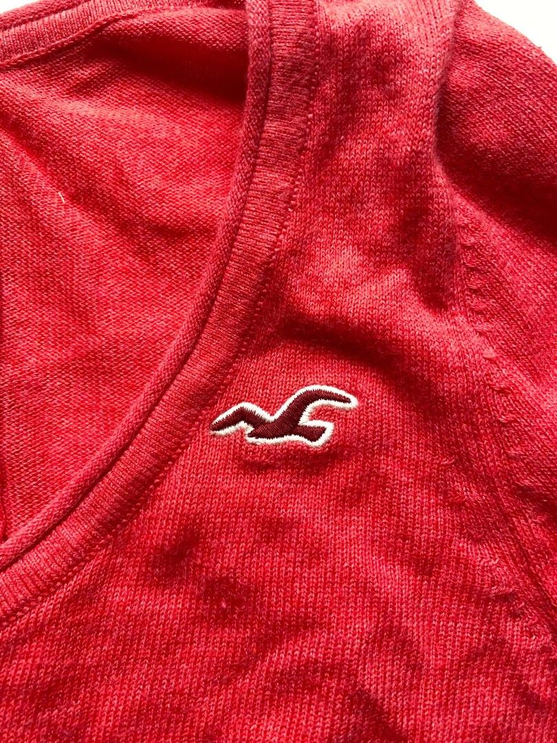 HOLLISTER co. Cardigan - red (Category: Coats, Jackets and Outerwear) located in San Fernando. Submitted by ivannbeninsig (Listing ID 1469689015, Image 3). Description: excellent no flaws.