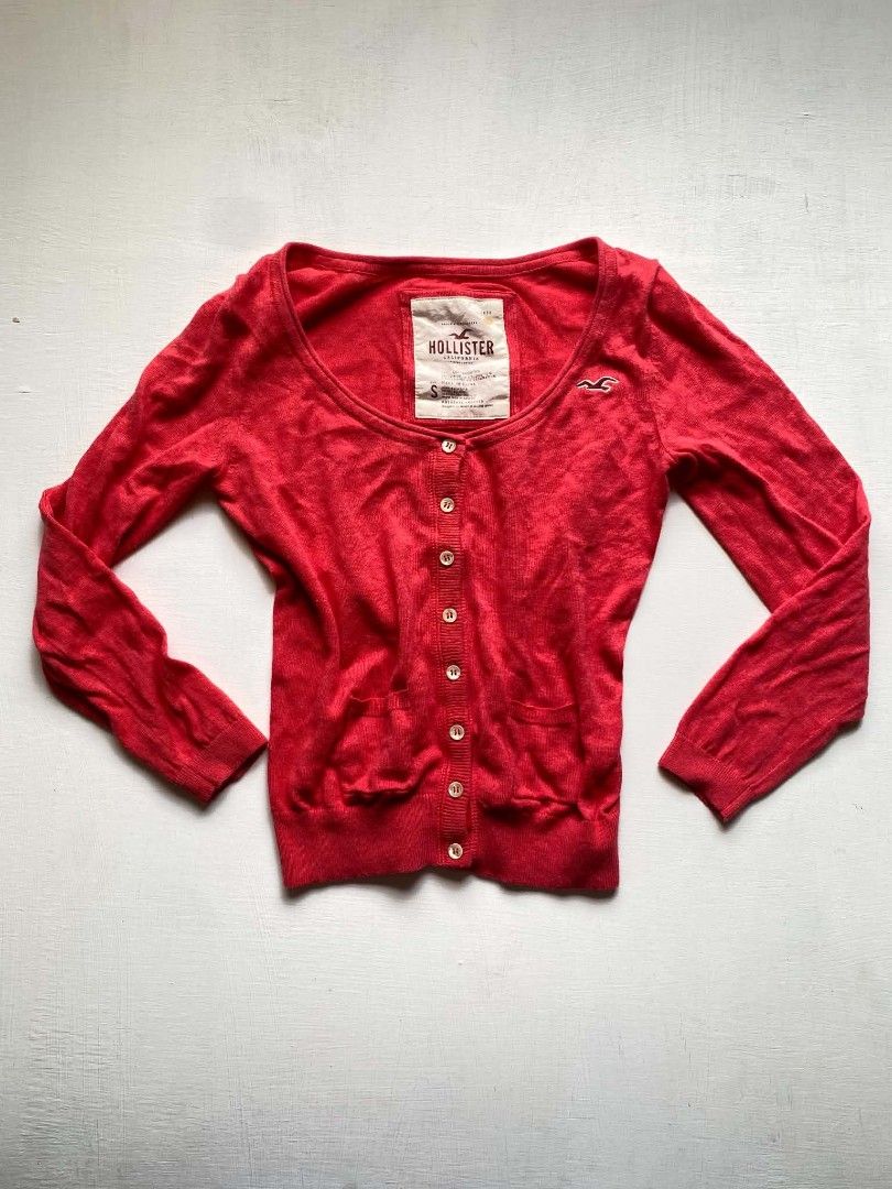 HOLLISTER co. Cardigan - red (Category: Coats, Jackets and Outerwear) located in San Fernando. Submitted by ivannbeninsig (Listing ID 1469689015, Image 1). Description: excellent no flaws.