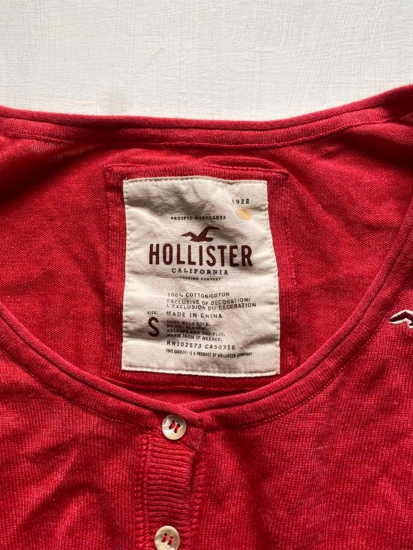HOLLISTER co. Cardigan - red (Category: Coats, Jackets and Outerwear) located in San Fernando. Submitted by ivannbeninsig (Listing ID 1469689015, Image 2). Description: excellent no flaws.