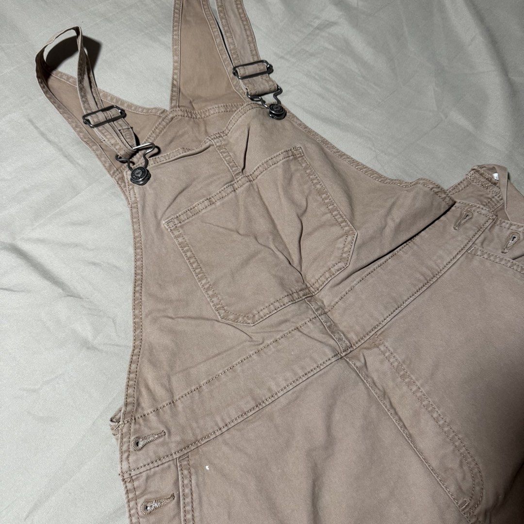 Hollister Jumper (Category: Jumpsuits) located in Manila. Submitted by nicoleaure20 (Listing ID 1469744265, Image 1). Description: - stretchy, medium on tag (can fit up to L frames) - still in a vvvv good condition! :) - location: sampaloc, manila - mop: gcash/bpi - can be shipped thru lalamove/grab/ toktok/j&t but the buyer should shoulder the fee :) .