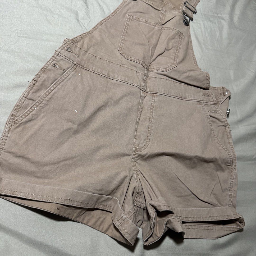 Hollister Jumper (Category: Jumpsuits) located in Manila. Submitted by nicoleaure20 (Listing ID 1469744265, Image 2). Description: - stretchy, medium on tag (can fit up to L frames) - still in a vvvv good condition! :) - location: sampaloc, manila - mop: gcash/bpi - can be shipped thru lalamove/grab/ toktok/j&t but the buyer should shoulder the fee :) .