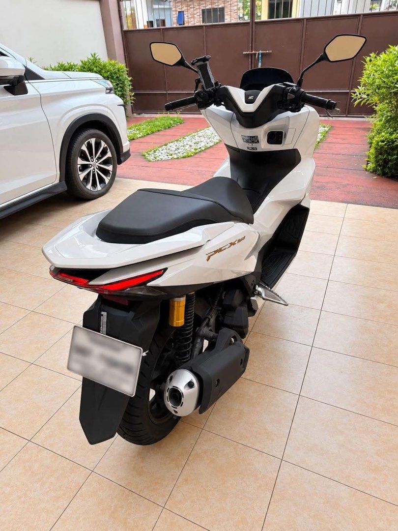 Honda PCX160 ROADSYNC 2026 (Category: Motorbikes for Sale) located in Manila. Submitted by calmdolphin.87b0e4 (Listing ID 1469606922, Image 2). Description: HONDA PCX 160, ABS ROADSYNC 2026 -Purchase date 2026 -Manufacturing date 2025 -Complete original orcr -2 keys - free sit cover unused pa -manual booklet -No issues Selling for 140k FIX FIX FIX!!! Kung tatawad kapa wag kana mag chat. Avail for viewing po..