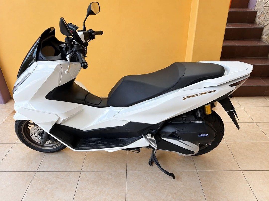 Honda PCX160 ROADSYNC 2026 (Category: Motorbikes for Sale) located in Manila. Submitted by calmdolphin.87b0e4 (Listing ID 1469606922, Image 3). Description: HONDA PCX 160, ABS ROADSYNC 2026 -Purchase date 2026 -Manufacturing date 2025 -Complete original orcr -2 keys - free sit cover unused pa -manual booklet -No issues Selling for 140k FIX FIX FIX!!! Kung tatawad kapa wag kana mag chat. Avail for viewing po..