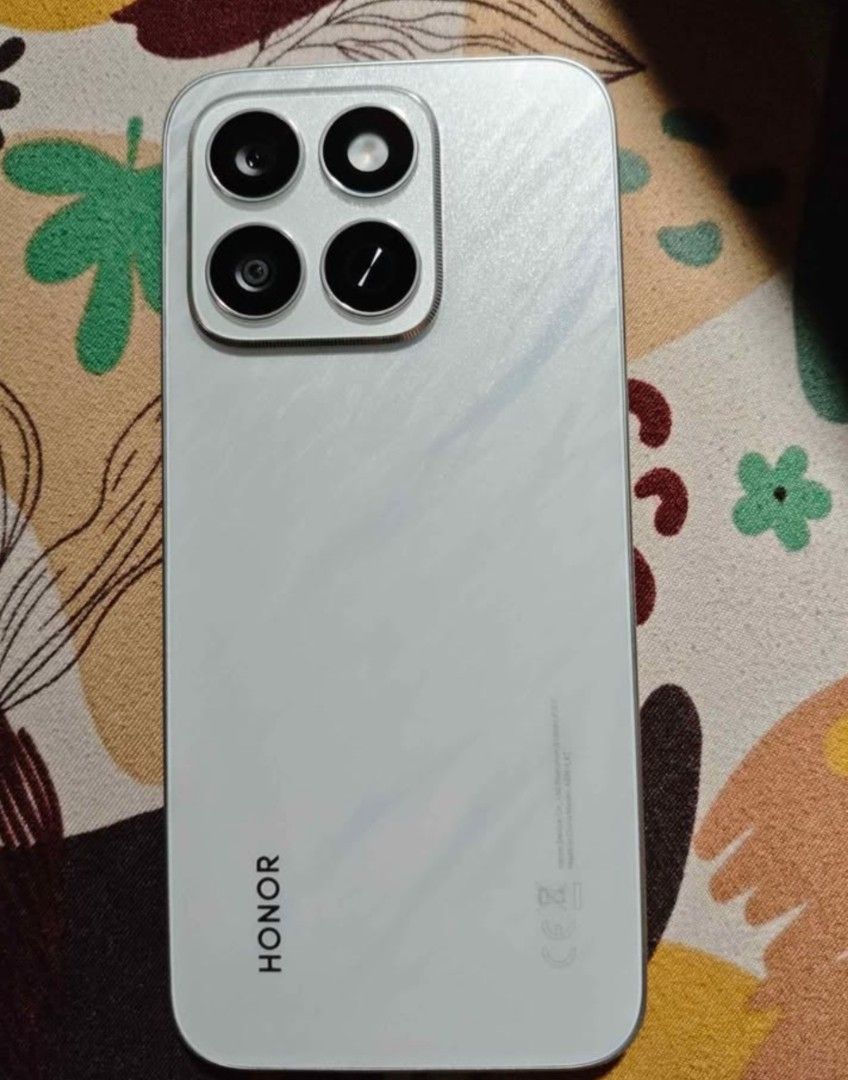Honor X8C 8/512gb (Category: Android Others) located in Rizal. Submitted by maye1997 (Listing ID 1469682311, Image 1). Description: - Brand/Model: Honor X8C - Storage: 8GB RAM / 512GB ROM - Color: Elegant white with textured back - Condition: 9/10, well-maintained with clean sides and ports - Features: Quad-camera setup, sleek and slim profile - Meetup Location: SM Taytay, Rizal - unit only with xundd case.