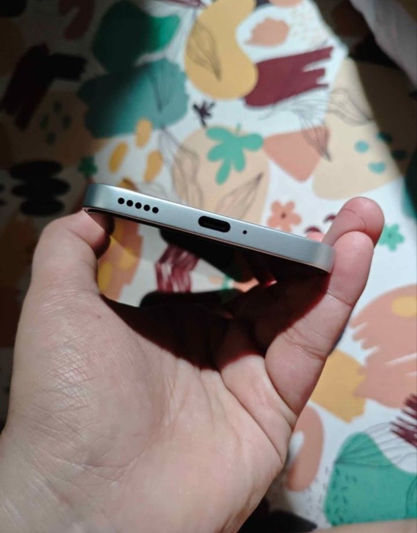Honor X8C 8/512gb (Category: Android Others) located in Rizal. Submitted by maye1997 (Listing ID 1469682311, Image 3). Description: - Brand/Model: Honor X8C - Storage: 8GB RAM / 512GB ROM - Color: Elegant white with textured back - Condition: 9/10, well-maintained with clean sides and ports - Features: Quad-camera setup, sleek and slim profile - Meetup Location: SM Taytay, Rizal - unit only with xundd case.