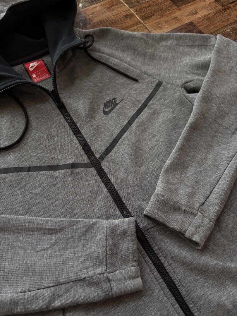 Hoodie (Category: Coats, Jackets and Outerwear) located in Manila. Submitted by jaggalarrita (Listing ID 1469658142, Image 3). Description: SIZE LARGE EXCELLENT CONDITION NO ISSUES.