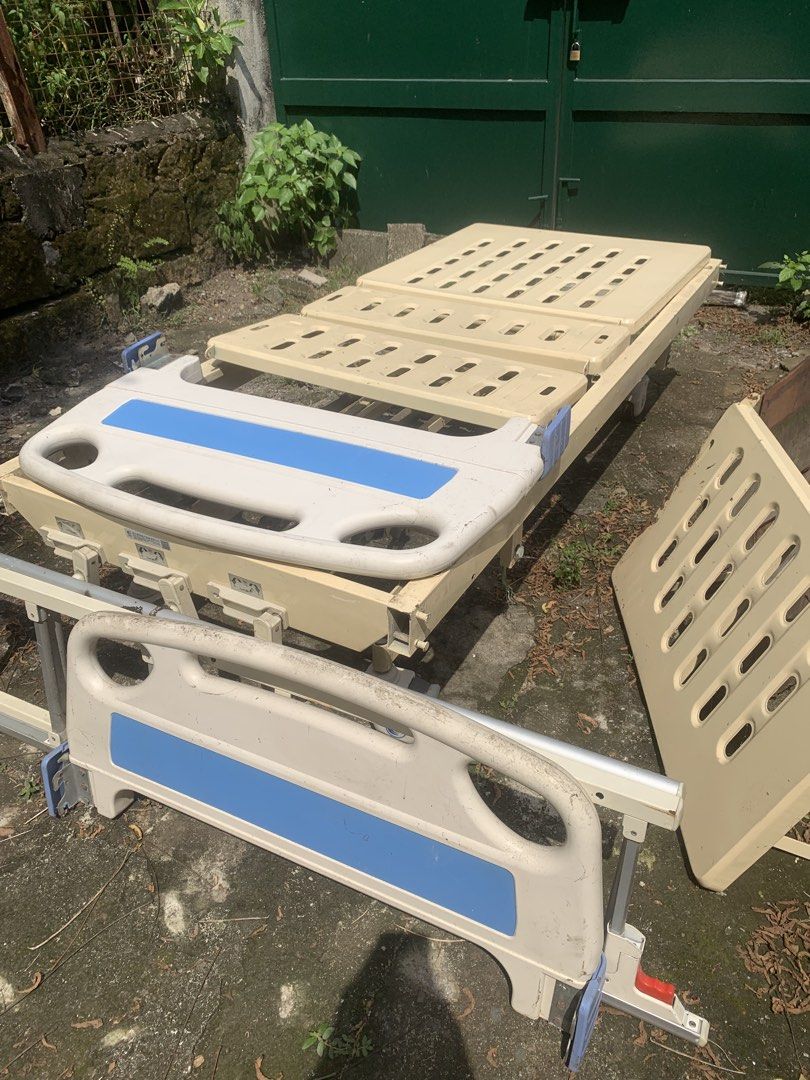 Hospital bed for sale (Category: Medical Supplies & Tools) located in Quezon City. Submitted by sojisup (Listing ID 1469609283, Image 1). Description: Hospital bed for sale. Selling low. Complete parts. Kayo na lang po bumili ng screws para ikabit yüng sides at head and foot board. Hindi na kası mahanap. Na stock sa bahay for a year. Still very useful yüng screws lang po. Selling aş iş. Thank you very much .