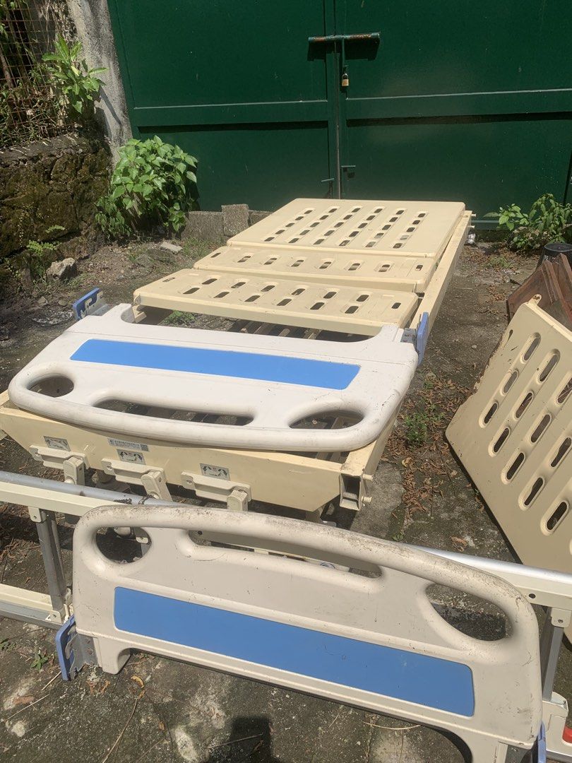 Hospital bed for sale (Category: Medical Supplies & Tools) located in Quezon City. Submitted by sojisup (Listing ID 1469609283, Image 2). Description: Hospital bed for sale. Selling low. Complete parts. Kayo na lang po bumili ng screws para ikabit yüng sides at head and foot board. Hindi na kası mahanap. Na stock sa bahay for a year. Still very useful yüng screws lang po. Selling aş iş. Thank you very much .