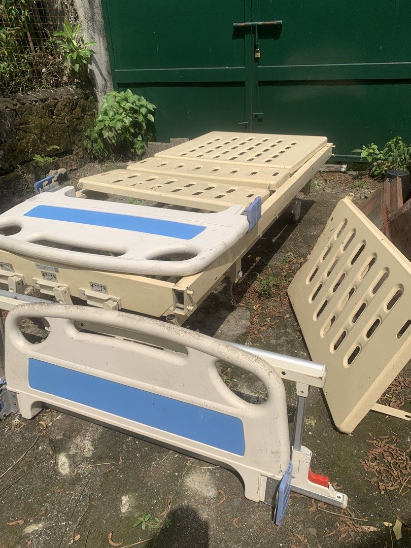 Hospital bed for sale (Category: Medical Supplies & Tools) located in Quezon City. Submitted by sojisup (Listing ID 1469609283, Image 3). Description: Hospital bed for sale. Selling low. Complete parts. Kayo na lang po bumili ng screws para ikabit yüng sides at head and foot board. Hindi na kası mahanap. Na stock sa bahay for a year. Still very useful yüng screws lang po. Selling aş iş. Thank you very much .