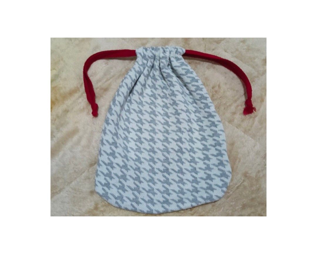 Houndstooth Patterned Drawstring Pouch Bag #2228 (Category: Purses & Pouches) located in Santa Cruz. Submitted by gie_thrift_shop (Listing ID 1469697790, Image 2). Description: Houndstooth Patterned Drawstring Pouch Bag ✅Design: Classic Houndstooth Pattern ✅Color: Off-White & Gray ✅Material: 100% Polyester ✅Condition: Pre-loved with gentle signs of usage. No rips, stains, or pinholes. ➖Measurements (Flat Lay): ☑️Width: 9.5 inches ☑️Length: 13.5 i