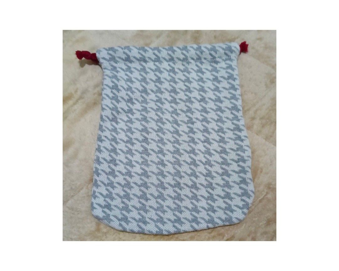 Houndstooth Patterned Drawstring Pouch Bag #2228 (Category: Purses & Pouches) located in Santa Cruz. Submitted by gie_thrift_shop (Listing ID 1469697790, Image 3). Description: Houndstooth Patterned Drawstring Pouch Bag ✅Design: Classic Houndstooth Pattern ✅Color: Off-White & Gray ✅Material: 100% Polyester ✅Condition: Pre-loved with gentle signs of usage. No rips, stains, or pinholes. ➖Measurements (Flat Lay): ☑️Width: 9.5 inches ☑️Length: 13.5 i