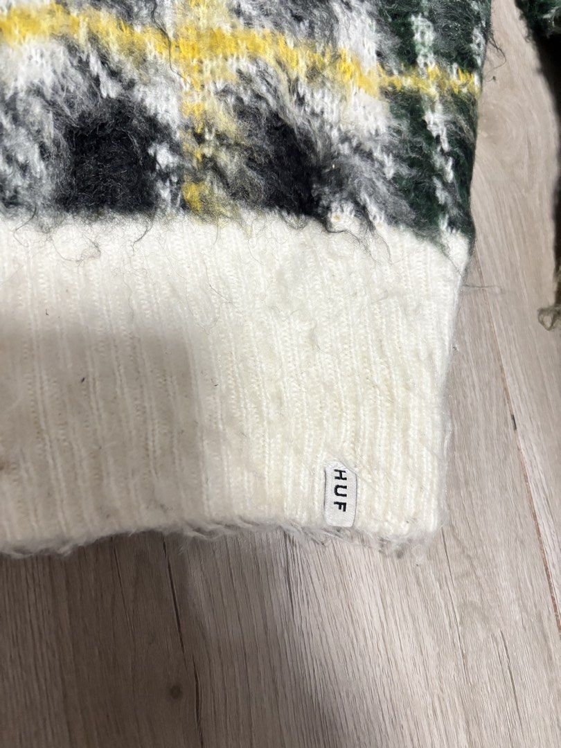 Huf (Category: Hoodies) located in Cavite. Submitted by cesxyyylll (Listing ID 1469584571, Image 3). Description: Like new Need wash only 20/26 dimes Small on tag .