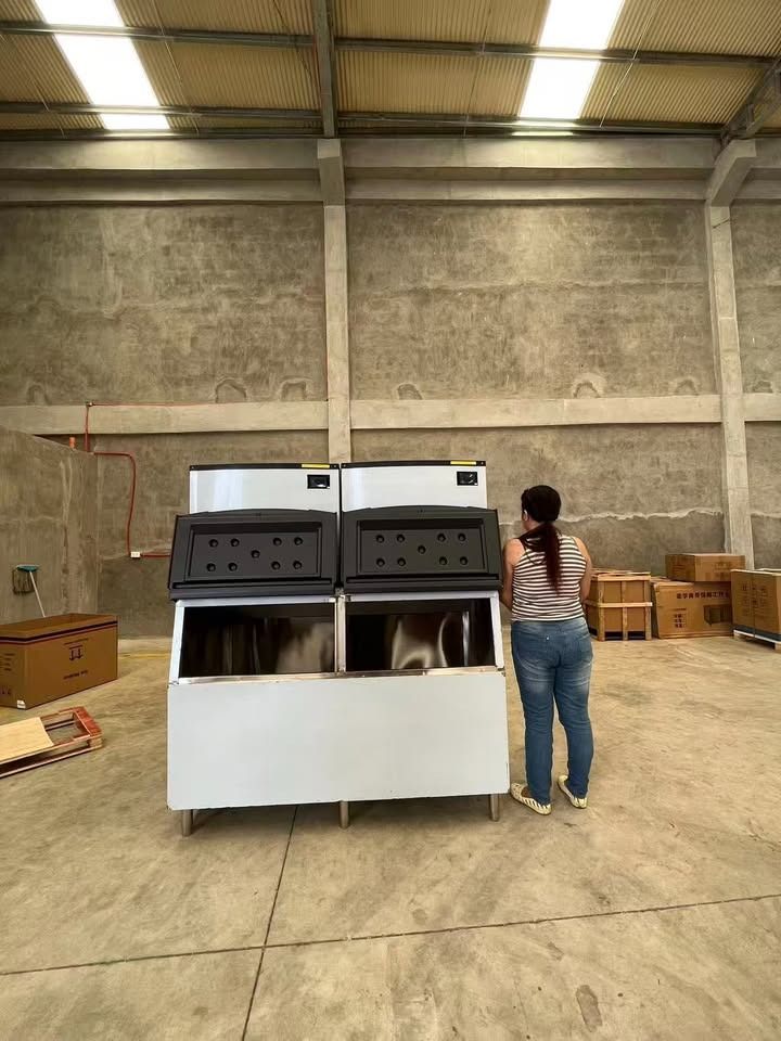 ICE MAKER MACHINE 900KG (Category: Industrial Equipment) located in Lucena. Submitted by ciaramasotes29 (Listing ID 1469598471, Image 3). Description: ICE MAKER MACHINE 900KG PHP 319,900 SPECIFICATION : 900 KG DAILY OUTPUT 900 CUP DAILY SUPPLY COOLING : WATER COOLING/AIR COOLING 24 HOUR ICE OUTPUT : 900KG ICE OUTPUTPER TIME : 540 PCS RATED POWER : 3200W PRODUCT SIZE : 1220*880*1970CM ICE STORAGE QUANTITY : 540KG .