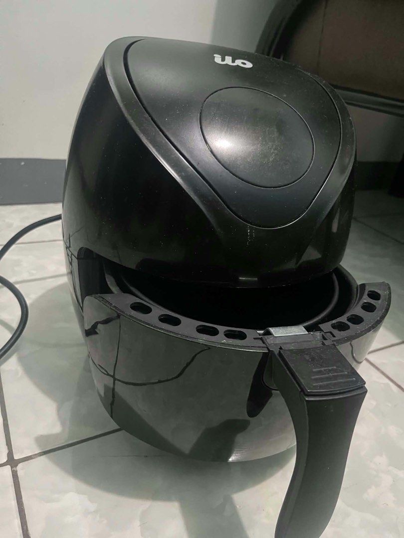 ilo Digital Air Fryer Black (Category: Fryers) located in San Jose del Monte. Submitted by thepinkcart_ (Listing ID 1469689042, Image 2). Description: - Brand: ILO Digital Air Fryer - Color: Sleek Black - Features: Modern top touchscreen panel, temp settings up to 200°C, and pull-out basket with secure release button - Benefits: Ideal for oil-free cooking, quick snacks, and healthy meals - Inclusion: Power cord included - Condition: Clean, excell