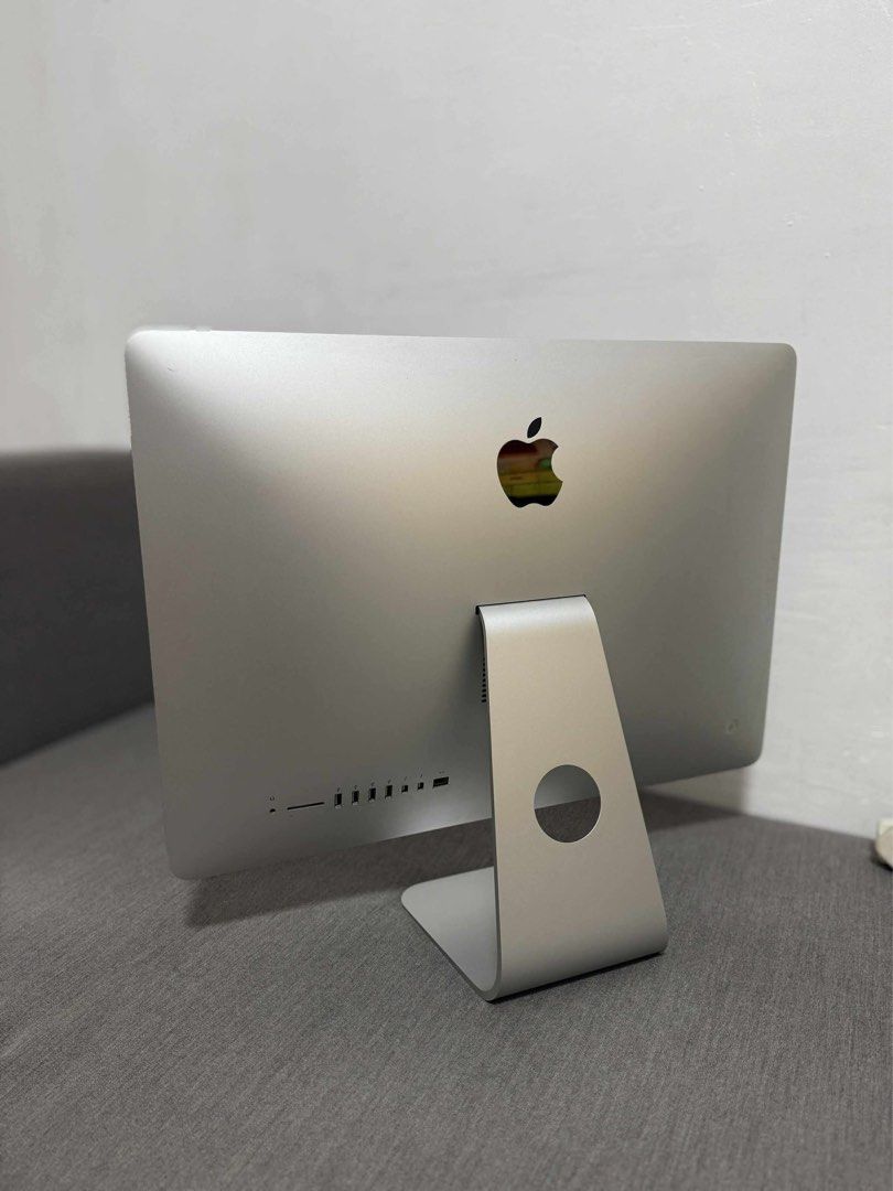 IMAC (Retina 4K, 21.5 Inch) (Category: Desktops) located in Quezon City. Submitted by hervics (Listing ID 1469650864, Image 2). Description: RFS: Hindi na nagagamit iMAC (Retina 4K, 21.5 Inch) 8GB RAM / 1 TB Storage No Issue Includes: Original Keyboard Still negotiable .