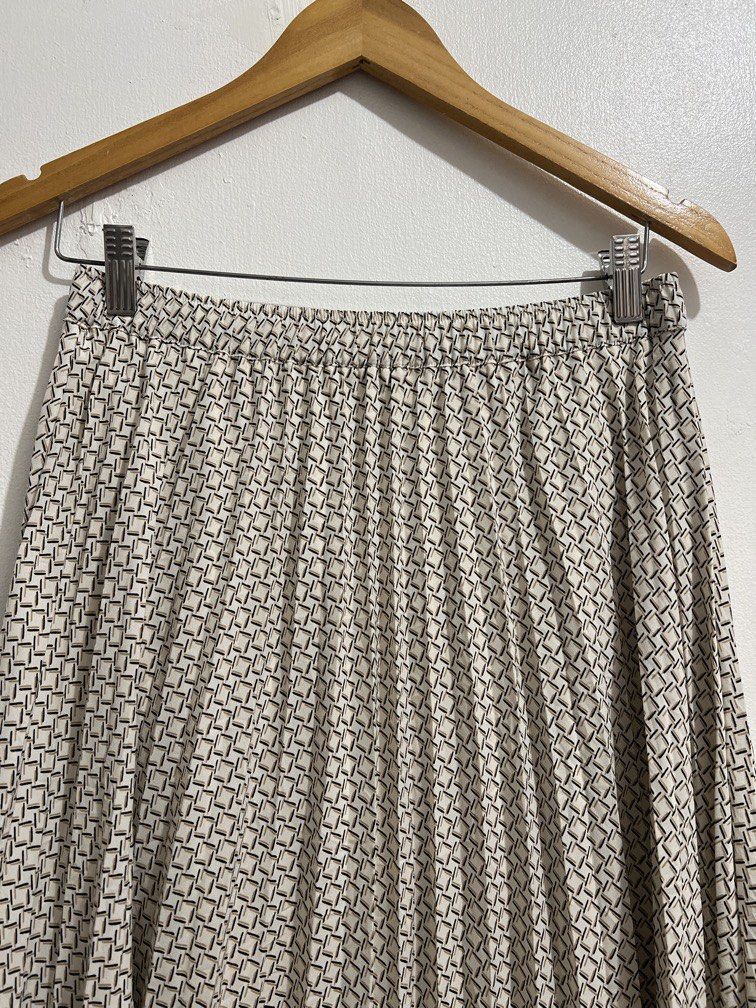 Indivi Pleated skirt (Category: Skirts) located in Las Pinas. Submitted by gaeley (Listing ID 1469643092, Image 2). Description: size 38 on tag w: 28-36" l: 30".