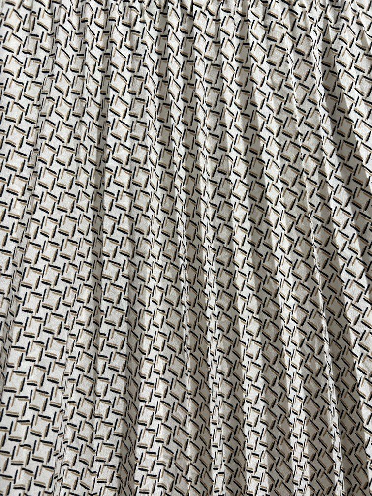 Indivi Pleated skirt (Category: Skirts) located in Las Pinas. Submitted by gaeley (Listing ID 1469643092, Image 3). Description: size 38 on tag w: 28-36" l: 30".