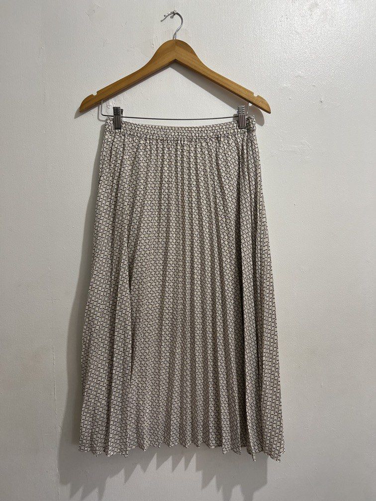 Indivi Pleated skirt (Category: Skirts) located in Las Pinas. Submitted by gaeley (Listing ID 1469643092, Image 1). Description: size 38 on tag w: 28-36" l: 30".
