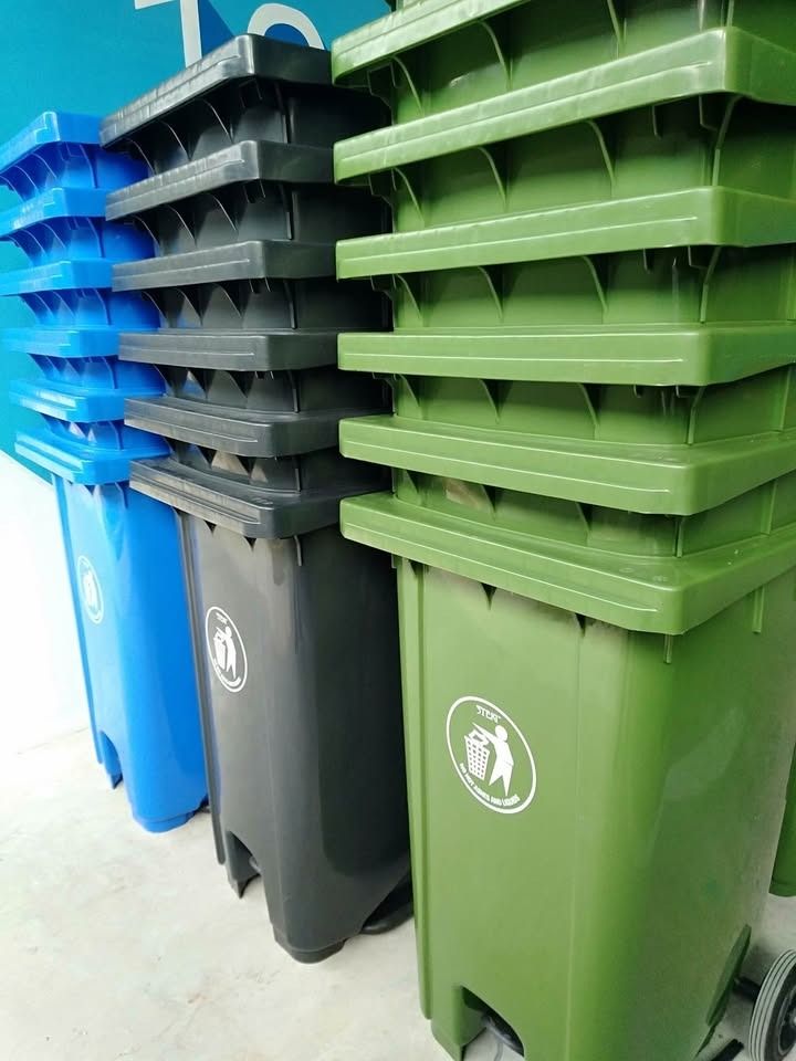 INDUSTRIAL TRASH BIN (Category: Waste Bins & Bags) located in Caloocan City. Submitted by calmhawk_a2cd7a (Listing ID 1469578877, Image 3). Description: INDUSTRIAL TRASH BIN WITH WHEELS WITH PEDAL JUST CALL US / Pm me for more info. -09971763227 LOOK FOR : ANGHIE Address: 634 JRA COMPOUND LUPANG PARI SAN MIGUEL PASIG CITY WEBSITE: http://jocelynesidera30.wibsite.com/joekelceetrading email: [hidden information] .